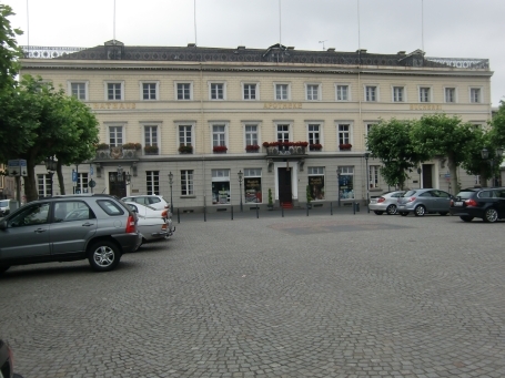 Krefeld-Uerdingen : Am Marktplatz, Rathaus Uerdingen, 1832 wurden die drei Herbertzhäuser gebaut. Zusammen bilden sie das 50 m lange Gebäude als Einheit. Stilistisch wurden sie im Klassizismus erbaut. Heute sind in dem Komplex das Rathaus, die Apotheke und die Filiale der Stadtbibliothek untergebracht.